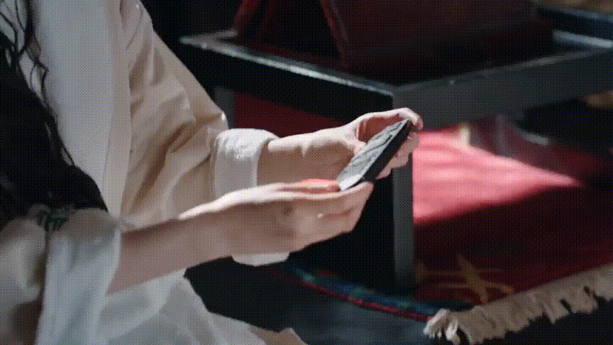 美女不知道遥控器是什么，尽拿起来做这事儿爆笑gif搞笑图片