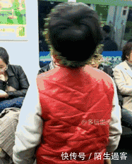 有了这一招以后搭公交地铁就不怕站着睡了爆笑gif搞笑图片