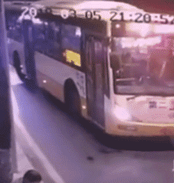 这一踏，差点要老命爆笑gif搞笑图片