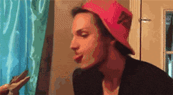 你的人生跟你的发际线一样，后退的特别快。爆笑gif搞笑图片