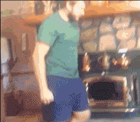 虽然脑子和肠子长得很像，但你也不能老是用来装屎啊！爆笑gif搞笑图片