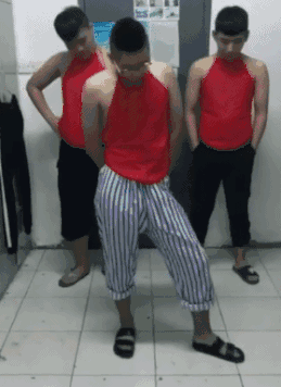 检查小外甥写作业，看到用“云”组词，我看他写的是“马云”。我爆笑gif搞笑图片