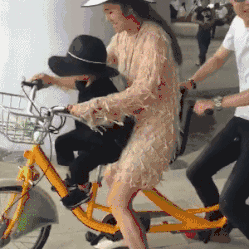 侄子上厕所经常让我给他擦小屁屁，有一次我就逗他玩，我和他说小爆笑gif搞笑图片