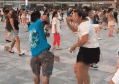 就在今天我花大价钱买了一条小拇指粗的大金链子，被一骑摩托车的爆笑gif搞笑图片