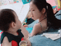 能怎么办，自己弟弟，宠着呗爆笑gif搞笑图片