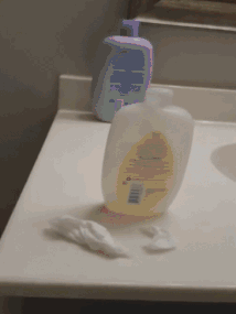 小时候和同学吵架，他耍无赖，只听他大喊一句：“葵花点穴手!”爆笑gif搞笑图片