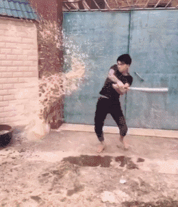 公主病的成因没别的，不是丑就是穷。“那有钱又漂亮脾气却不好的爆笑gif搞笑图片