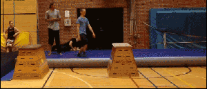 除了有钱人，世上还有两种人：其一是省吃俭用买奢侈品装逼的，其爆笑gif搞笑图片