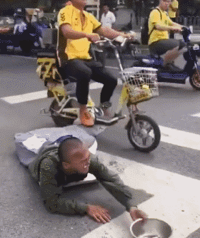 一场说走就走的旅行，回来等着你的就是一段吃土的日子爆笑gif搞笑图片