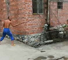 大爷终究不是大妈的对手爆笑gif搞笑图片