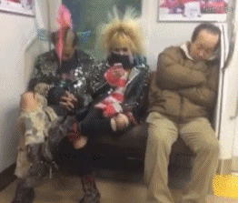 旁边大爷，疑惑爆笑gif搞笑图片