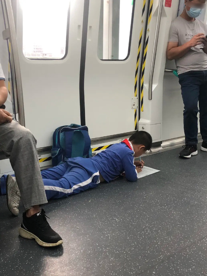 偶尔也要现实和虚伪一点，因为不那样做的话，很难混。爆笑gif搞笑图片