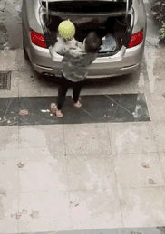 失恋的时候以为全世界都抛弃了自己，结果其实世界从没需要过你。爆笑gif搞笑图片