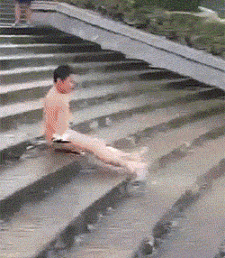 滑滑梯的最高境界，是你不懂爆笑gif搞笑图片