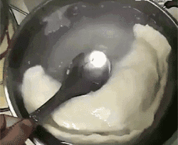 最近减肥，一餐只吃一个饺子爆笑gif搞笑图片