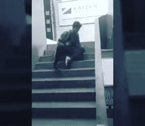 下楼梯稍微简单一些  直接哧溜就行了爆笑gif搞笑图片