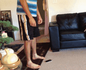 练腿后第三天  连捡东西都变得很困难爆笑gif搞笑图片