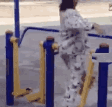 看完武汉大爷大妈的健身照…哈哈笑岔气儿爆笑gif搞笑图片