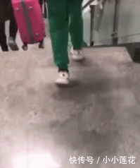 这小脚哒哒哒哒~爆笑gif搞笑图片