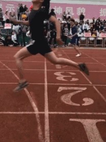 裁判，我不管，是我的棒子先触线的！爆笑gif搞笑图片