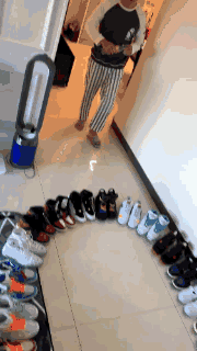 每天出门最讨厌的事，就是不知道穿什么鞋，只能听天由命了爆笑gif搞笑图片