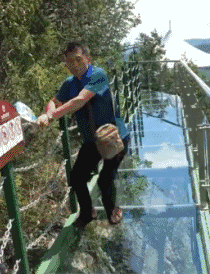 这就是抖音里六亲不认的步伐爆笑gif搞笑图片