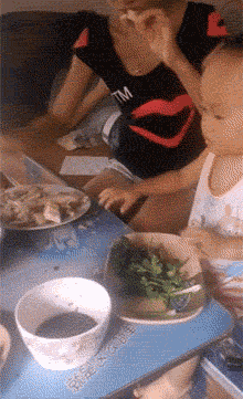 不让我吃饭？你们谁也别想吃啦！爆笑gif搞笑图片