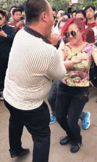 来呀，来呀，不服来挑战尬舞爆笑gif搞笑图片