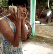 这风骚的歌喉，强烈的即视感，也是没谁了爆笑gif搞笑图片