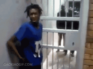 天，原来这种门这么不靠谱，还很常见呢爆笑gif搞笑图片