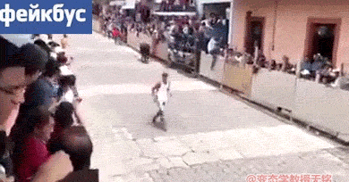 过马路一定要看来车方向，何况是在斗牛的地方爆笑gif搞笑图片