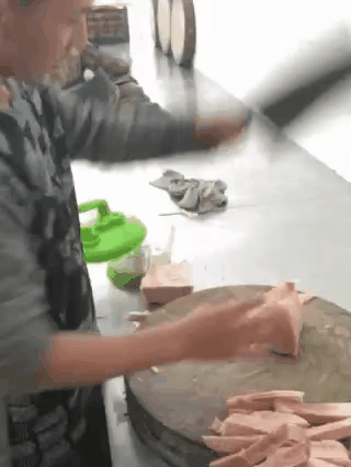 这肉估计是铁做的吧爆笑gif搞笑图片