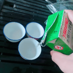 以后这样喝茶就好了！爆笑gif搞笑图片