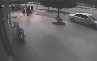 这轮胎好像自己长了脚一样爆笑gif搞笑图片