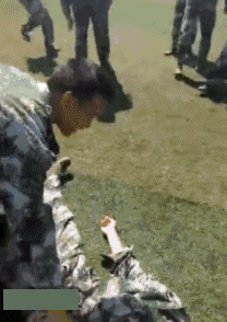 说好的相互信任呢，妹子你竟然坑队友，太不地道了！爆笑gif搞笑图片