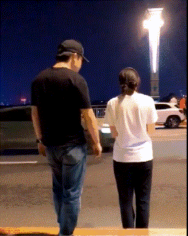 妹子，能认真点吗？大街上给男朋友留点面子吧，这么做多尴尬啊爆笑gif搞笑图片