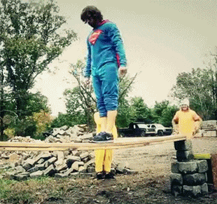 既然选择了超人这个职业，就应该不怕疼爆笑gif搞笑图片