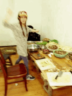 姑娘，你不愿意做饭就直说，何必这样吓我啊爆笑gif搞笑图片