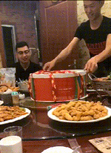 兄弟的生日，这个生日礼物怎么样爆笑gif搞笑图片