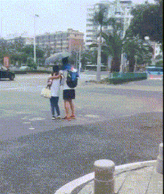 衣服掉在地上不存在的，这波操作可以的爆笑gif搞笑图片