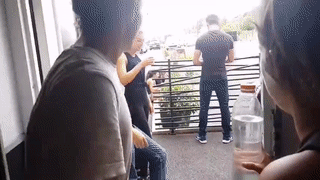 这样开瓶盖，会失去朋友吧！爆笑gif搞笑图片