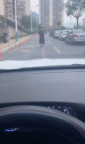 出门碰上这大爷，到公司不得12点咯？爆笑gif搞笑图片