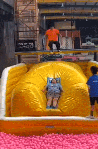 没有对比就没有伤害，心疼这位小哥，平时都是如何承受压力的？爆笑gif搞笑图片