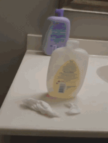 马桶沐浴？谁小时候没干过这种傻事呢！爆笑gif搞笑图片