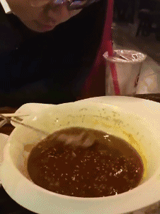 服务员没给勺子，就自己做一个爆笑gif搞笑图片