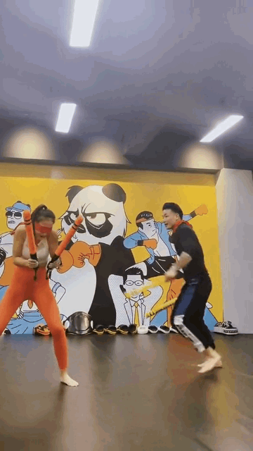 哥们，你永远不要去尝试，一个女人生气如书翻页那么快爆笑gif搞笑图片