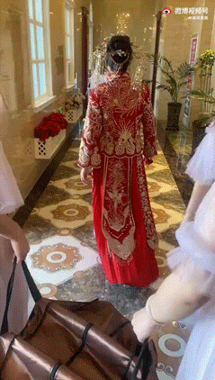 新娘结婚走出了抢亲的架势！爆笑gif搞笑图片