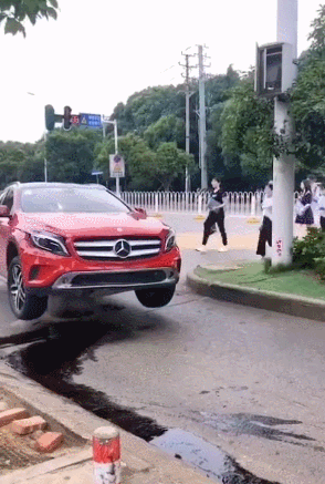 离地间隙还是不够高，这就是我不推荐新手买奔驰的原因。爆笑gif搞笑图片