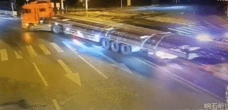 好家伙，这货车司机什么水平？心疼这辆白车。爆笑gif搞笑图片