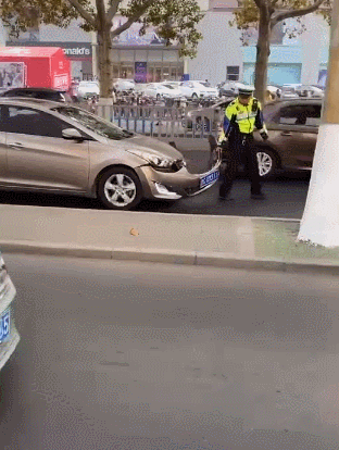 就这样牵着你不放开，见过遛宠物的，你见过遛车的吗？爆笑gif搞笑图片